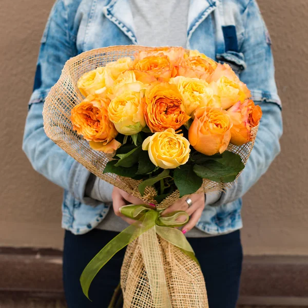 Mujer recibió un hermoso ramo de rosas amarillas y naranjas, o — Foto de Stock