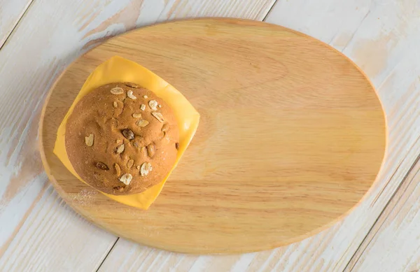 Хлеб на деревянной доске, плоская ложка — стоковое фото