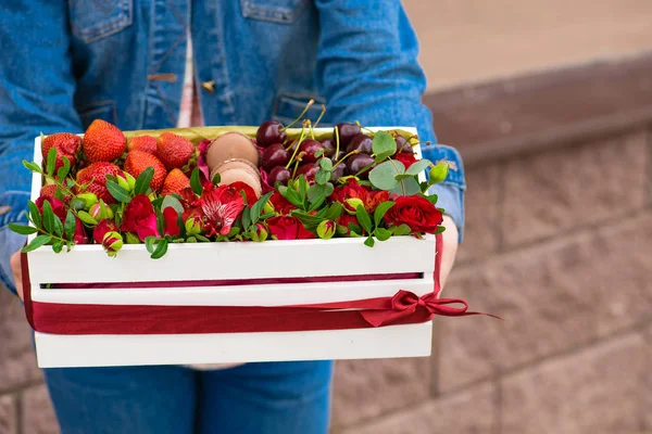 Caja de regalo con flores y bayas — Foto de Stock