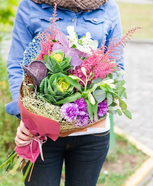 Mulher com buquê de flores — Fotografia de Stock