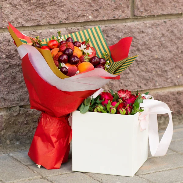 Buquê de frutas e caixa com flores — Fotografia de Stock