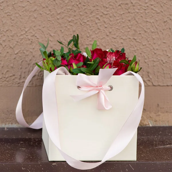 Tasche mit Blumen — Stockfoto