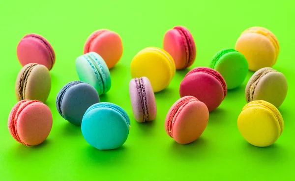 Macarons colorés éparpillés — Photo