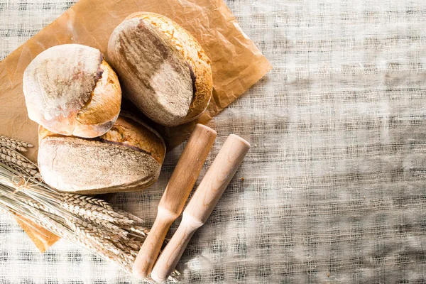 Martwa natura z chleba pszennego chleba tradycyjne okrągłe artisan, — Zdjęcie stockowe