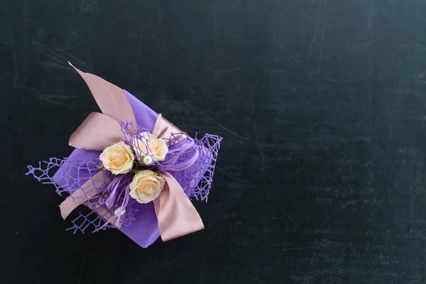 Küçük el yapımı mor hediye kutusu küçük pastel gül ve ribb — Stok fotoğraf