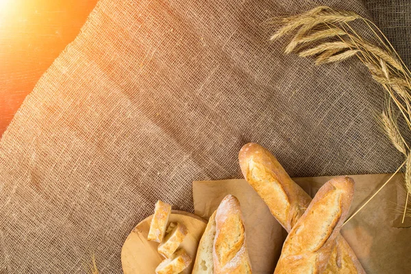 Martwa natura z francuski chleb świeże bagietki z poolish na w — Zdjęcie stockowe