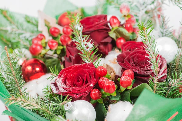 ดอกไม้คริสต์มาสใกล้เคียงกับดอกไม้และสปรูซกับหิมะ . — ภาพถ่ายสต็อก