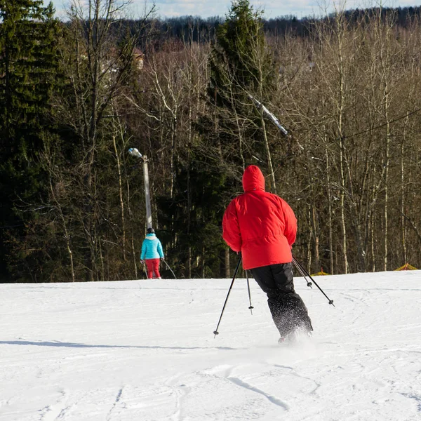 Esquiador na encosta em dia ensolarado — Fotografia de Stock