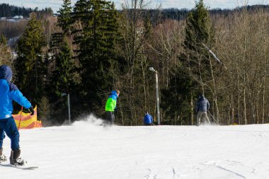 snowboard dağın içinde bir orman gezintisi