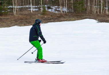 kayakçı dağdan iner