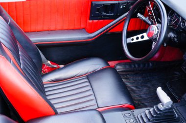 Klasik bir klasik arabanın içi.