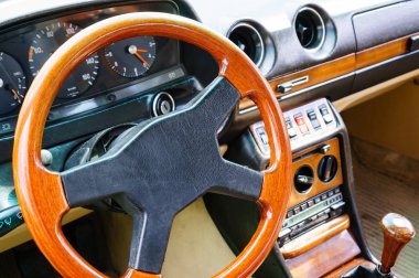 Klasik bir klasik arabanın içi.