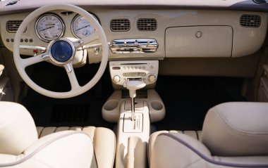 Klasik bir klasik arabanın içi.