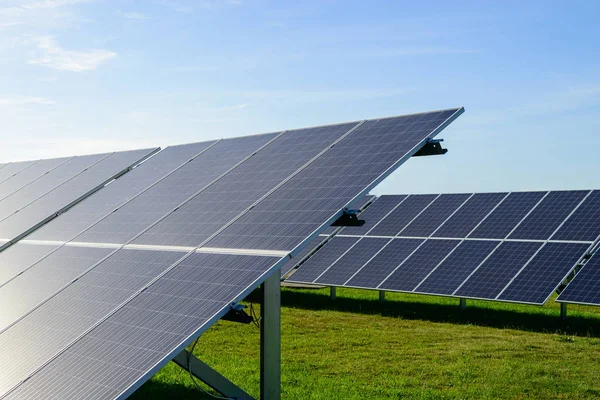 Panel słoneczny produkuje zielony, ekologiczny energia z — Zdjęcie stockowe