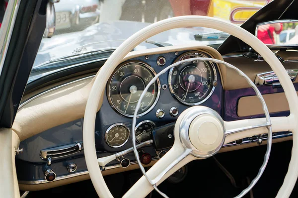 Eski eski model araba iç görünümü