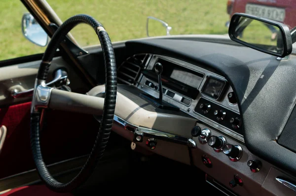 Vista interior do carro velho, painel de instrumentos — Fotografia de Stock