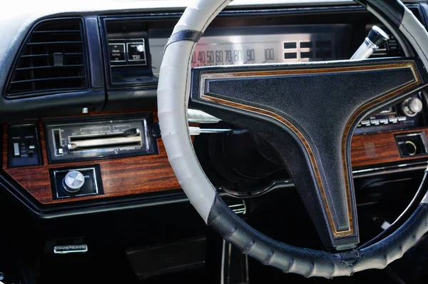 Interior de un coche clásico vintage — Foto de Stock