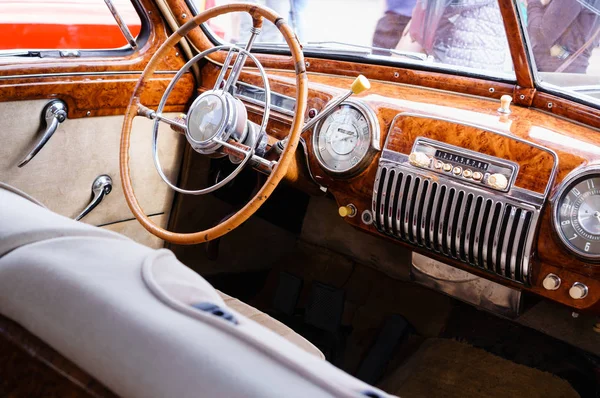 Interior de um carro vintage clássico — Fotografia de Stock