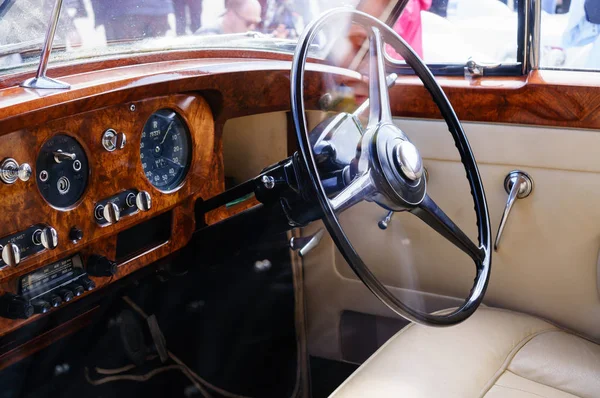 Interior de um carro vintage clássico — Fotografia de Stock