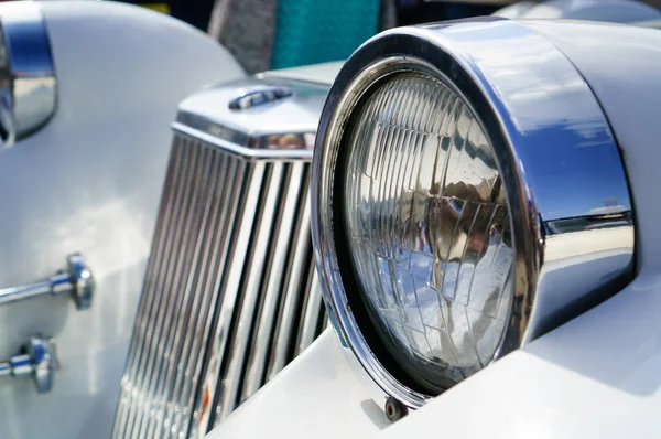 Farol do carro retrô, close-up, raso dof — Fotografia de Stock