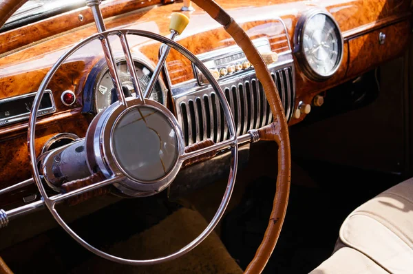 Interior de um carro vintage clássico — Fotografia de Stock
