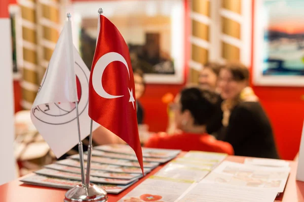 Türkische Flagge bei einer internationalen Konferenz — Stockfoto