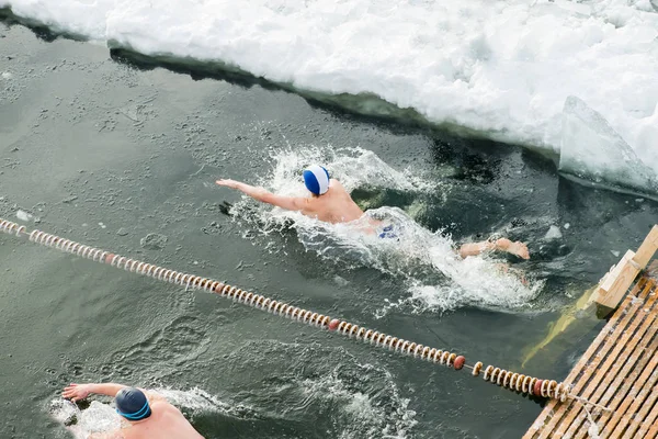 Natación en hielo, competiciones de natación en invierno al aire libre en un — Foto de Stock