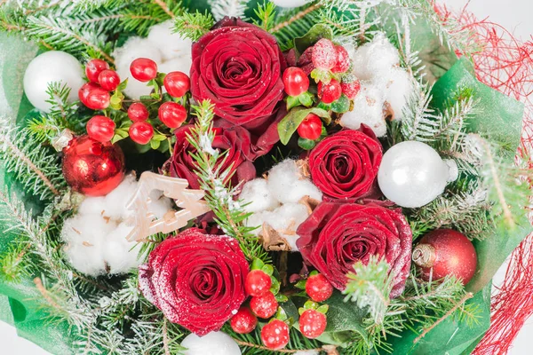 Close-up de Natal bouquet de inverno de rosa vermelha e algodão em t — Fotografia de Stock