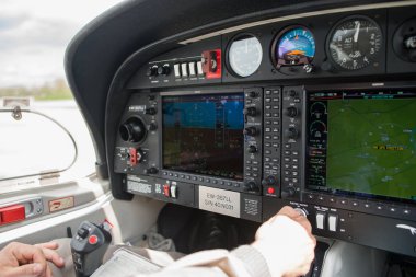 Denetim çubuğunu ve uçak uçuş aletleri