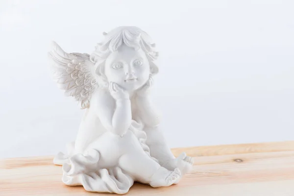 Ангел-мальчик с крыльями — стоковое фото