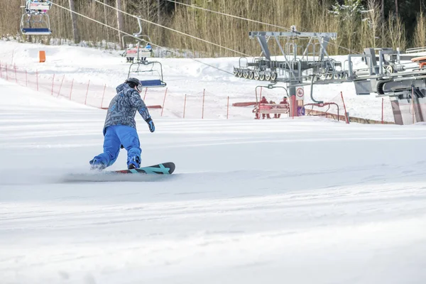 Mann beim Snowboarden in einem Skigebiet — Stockfoto