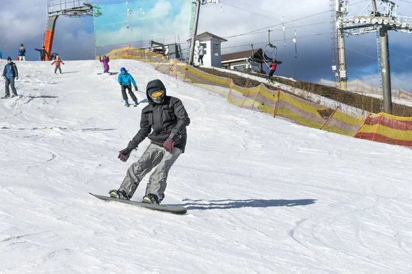 Snowboarder βόλτες στο βουνό — Φωτογραφία Αρχείου