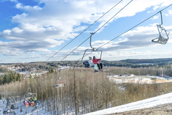 Esquiadores montar a cadeira de esqui levantar — Fotografia de Stock