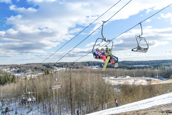 Esquiadores montar a cadeira de esqui levantar — Fotografia de Stock