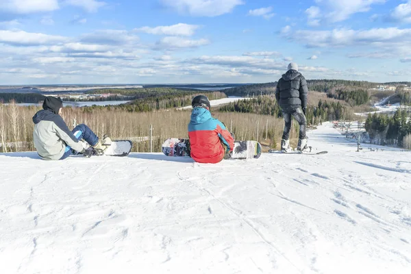 Snowboarders sentados se preparando para a descida — Fotografia de Stock