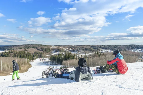 Snowboarders sentados se preparando para a descida — Fotografia de Stock