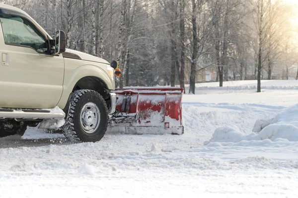 Recogida del coche limpiado de la nieve por quitanieves durante el invierno — Foto de Stock