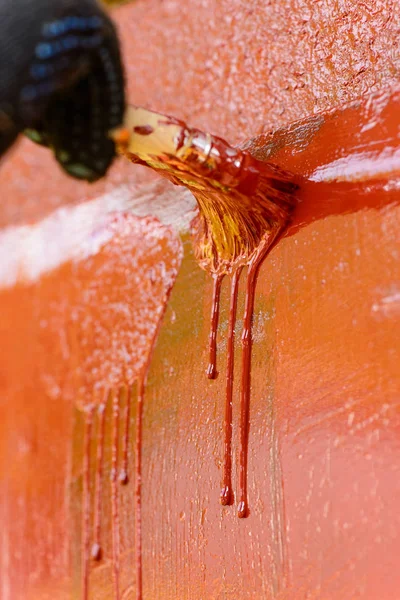 Kırmızı boya ile resim tahta