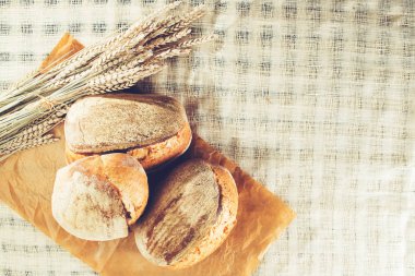 Natürmort geleneksel yuvarlak esnaf kepekli ekmek somunları ile bir