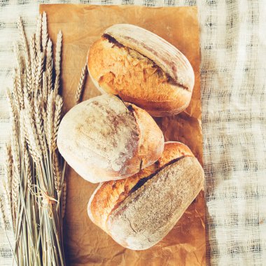 geleneksel yuvarlak esnaf kepekli ekmek ile yakın çekim natürmort