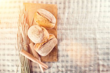 geleneksel yuvarlak esnaf kepekli ekmek somunları ile natürmort, 