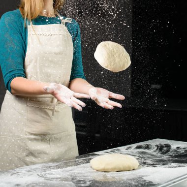Pizza Hamur ve başka bir rulo hamur bir woode savurma kadın şef