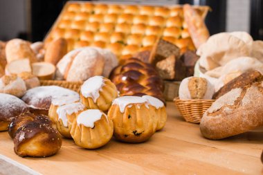 lezzetli ROM baba pasta baba au rhum kuru üzüm ve diğer türleri ekmek yakınındaki bir masada krema ile