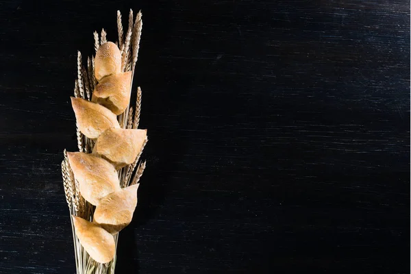 geleneksel İtalyan ekmeği Ciriola Romana karanlık bir arka plan üzerinde. c