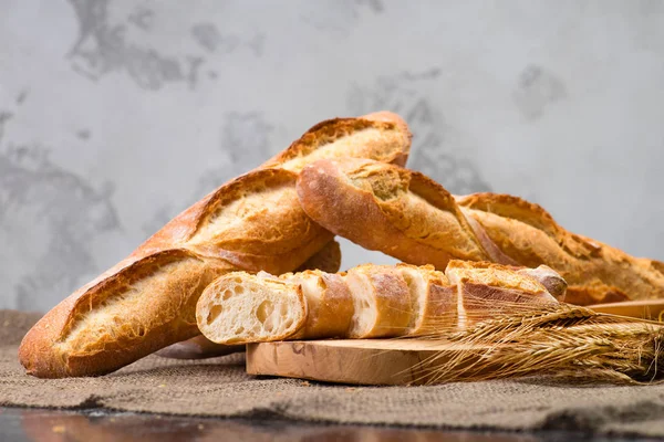 Nature morte avec des baguettes de pain frais français avec piscine sur un w — Photo