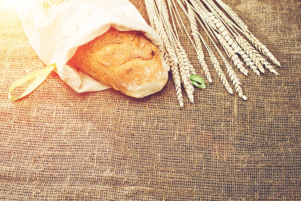 beyaz kumaş ra Pugliese Apulia ekmek biga ile kaplı