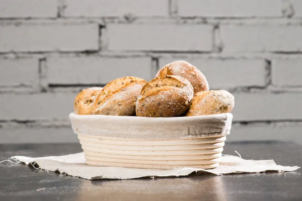 Un pain de blé artisanal rond traditionnel dans un panier sur un — Photo