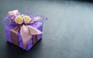 küçük el yapımı mor hediye kutusu küçük pastel gül ve ribb
