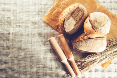 geleneksel yuvarlak esnaf kepekli ekmek somunları ile natürmort, 