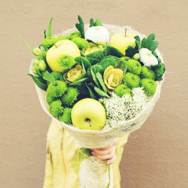 yeşil ile yapılan alınan kadın trendy özgün yeşillik buketi 